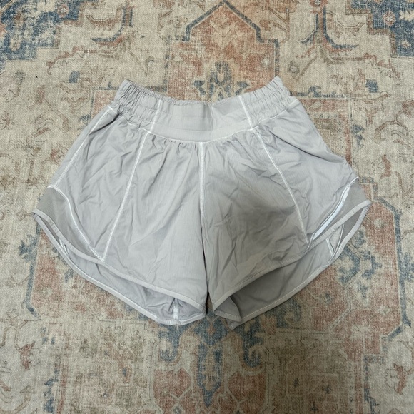 🍋Lululemon Hotty Hot Shorts in Rhino Grey - Picture 2 of 4